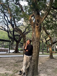 林芯淇 (优异奖) - 相片中可见人与自然共存，人与树木之间有紧密的联系，树木代表着生命的力量和成长的奇迹，他们在周围静静地见证着人类种种的进步，人类和树木共存地球这个大家庭。我们应该保护树木，与他们和谐相处。